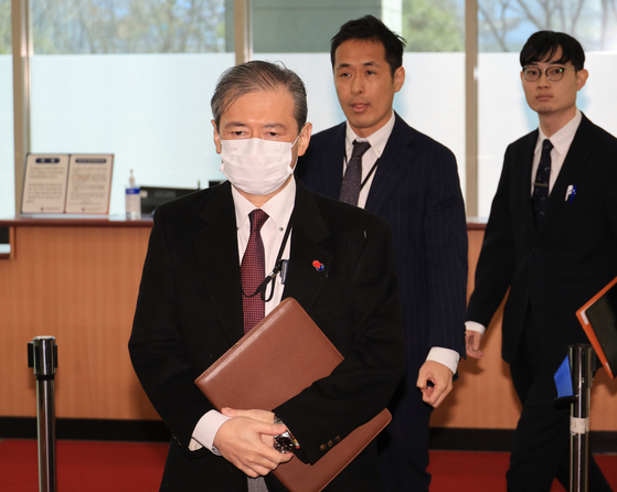 Taisuke Mibae, minister at the Japanese Embassy in Seoul, enters the Foreign Ministry building in Jongno District, central Seoul on April 8. [YONHAP]