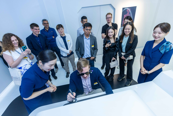 Students from the University of Cambridge's MBA course visit a Korean telecommunication company, SK Telecom, to learn about AI last July. [NEWS1] 