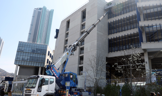 A safety inspection is underway at Changwon NC Park in Changwon, South Gyeongsang, on April 1, following an incident that killed one fan and injured another. [YONHAP] 