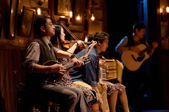 Actor-musicians perform during the musical ″Once″ at Coex Artium in Gangnam District, southern Seoul. [SENSEE COMPANY]