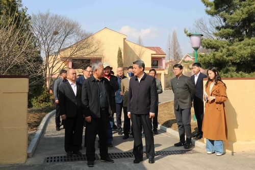 Chinese Ambassador to North Korea Wang Yajun, center, is seen visiting a memorial facility in North Korea for Chinese troops who fought in the 1950-53 Korean War on April 1 in this photo provided by the Chinese Embassy in Pyongyang. [YONHAP]