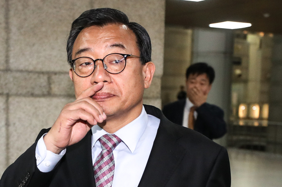 Rep. Lee Jung-hyun of the Saenuri Party, a predecessor of the conservative People Power Party, walks into the Seoul Central District Court in Seocho District, western Seoul in April 2018. [NEWS1]
