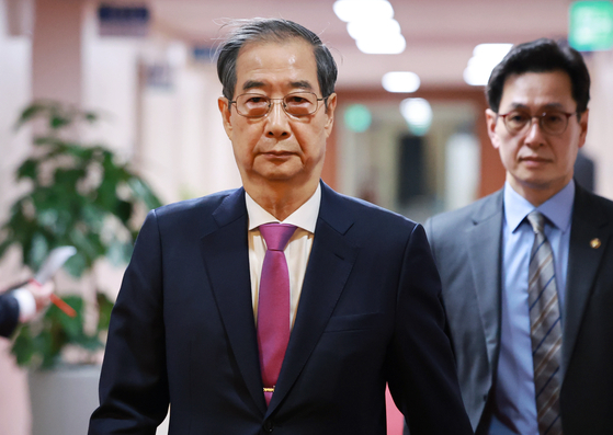 Acting President and Prime Minister Han Duck-soo enters a Cabinet meeting at the Seoul Government Complex in Jongno District, central Seoul, on April 8. [YONHAP]
