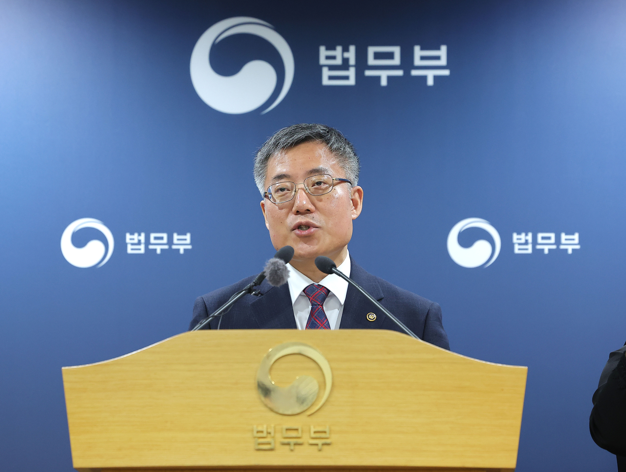 Acting Justice Minister Kim Seok-woo speaks during a briefing held at the government complex in Gwacheon, Gyeonggi, on April 2. [YONHAP]