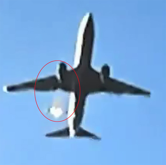 Smoke is seen coming out of the right side engine of the Jeju Air plane that crashed at Muan International Airport on Dec. 29, 2024. [YONHAP]