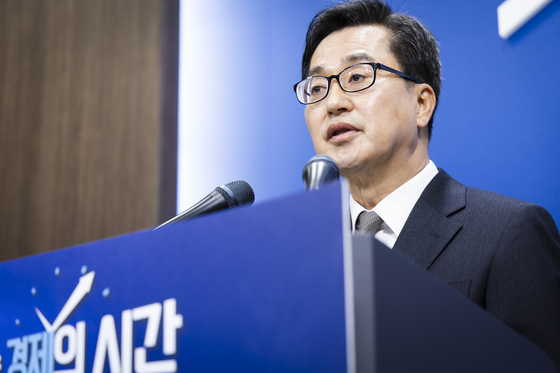 Gyeonggi Governor Kim Dong-yeon speaks to the press in Suwon, Gyeonggi, on April 4. [YONHAP]