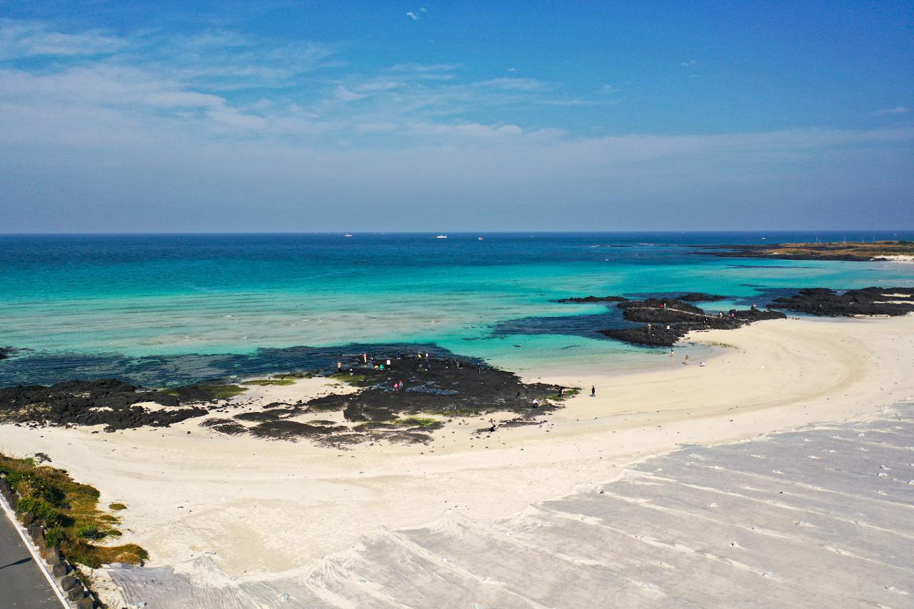 Gimnyeong Beach in Jeju City, Jeju, is featured in the beach scene in the first episode of Netflix series ″When Life Gives You Tangerines.″ [JEJU TOURISM ORGANIZATION] 