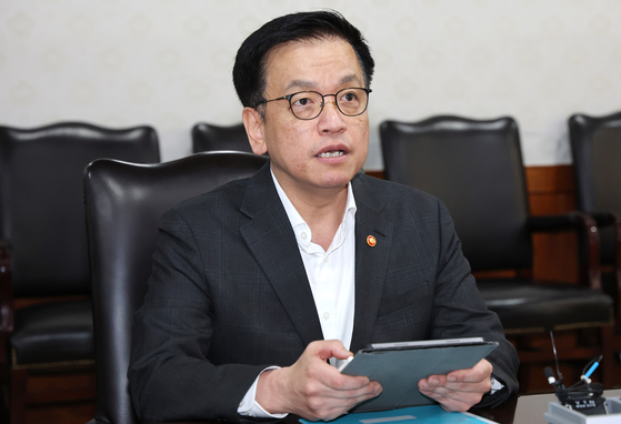 Finance Minister Choi Sang-mok speaks at at meeting at the government complex in central Seoul on April 8. [NEWS1] 