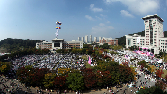 A Family Federation for World Peace and Unification joint wedding ceremony held for 7,200 couples on Oct. 10, 2010 [JOINT PRESS CORPS]