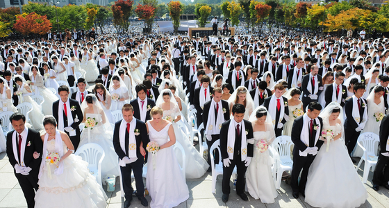 A Family Federation for World Peace and Unification joint wedding ceremony held for 7,200 couples on Oct. 10, 2010 [JOINT PRESS CORPS]