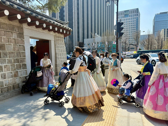Tourists near the Gyeongbok Palace in central Seoul on April 8 [JOONGANG ILBO]
