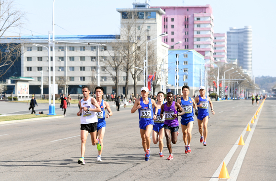 Participants of the 28th Pyongyang International Marathon run on the roads in Pyongyang on April 25, 2017. [YONHAP]