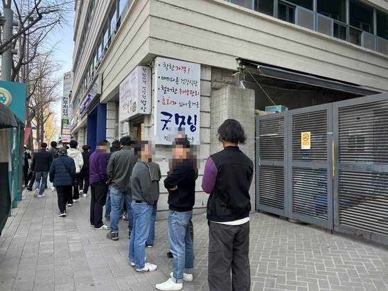 A line to enter a Korean buffet restaurant in Jongno District, central Seoul stretchs from the basement to the ground floor on April 8. [HWANG SOO-YEON]