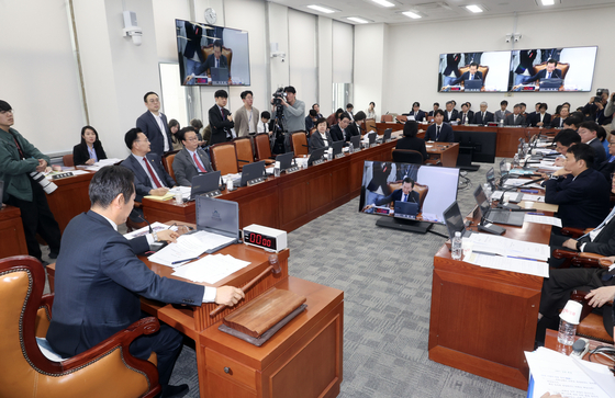 Lawmakers of the National Assembly’s Legislation and Judiciary Committee hold a meeting on April 9. [KIM SUNG-RYONG]
