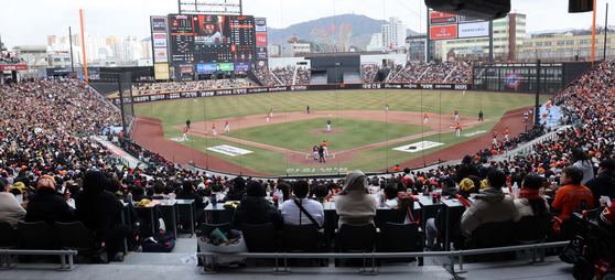 Fans watch a KBO game between the Hanwha Eagles and Kia Tigers at Daejeon Hanwha Life Ballpark in Daejeon on March 30. [YONHAP] 
