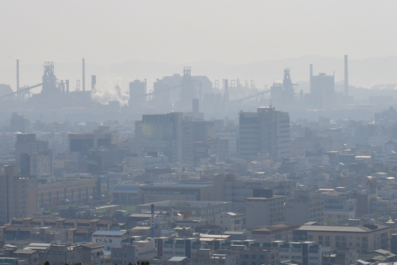 Pohang in North Gyeongsang experiences a gray haze of fine dust on April 9. [NEWS1]