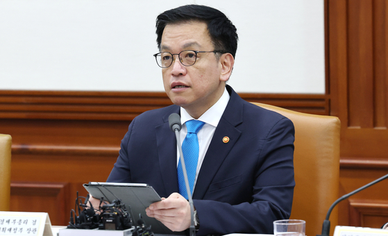 Finance Minister Choi Sang-mok speaks at at meeting at the Government Complex Seoul in Jung District, central Seoul on April 9. [NEWS1]