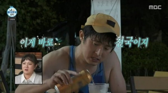 Webtoon artist Kian84 drinks on an episode of MBC variety show ″Home Alone″ (2013) [SCREEN CAPTURE]
