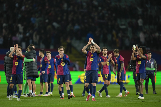 FC Barcelona greet their supporters after winning a La Liga match against Osasuna in Barcelona, Spain on March 27. [EPA/YONHAP] 