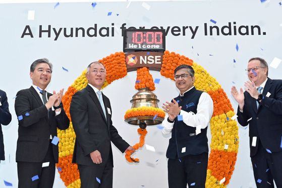 From left: Hyundai Motor CEO Chang Jae-hoon, Hyundai Motor Group Executive Chair Euisun Chung, and NSE CEO Ashishkumar Chauhan during a bell-ringing ceremony celebrating Hyundai Motor India's initial public offering in Mumbai on October 22, 2024. [HYUNDAI MOTOR]