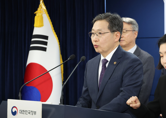 Korea AeroSpace Administration Administrator Yoon Young-bin speaks during a press conference at the Government Complex Seoul in Jung District, central Seoul on Feb. 25. [YONHAP] 