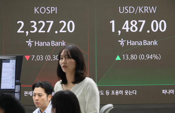 A screen in Hana Bank's trading room in central Seoul shows the won's trading value against the dollar on April 9. [YONHAP]