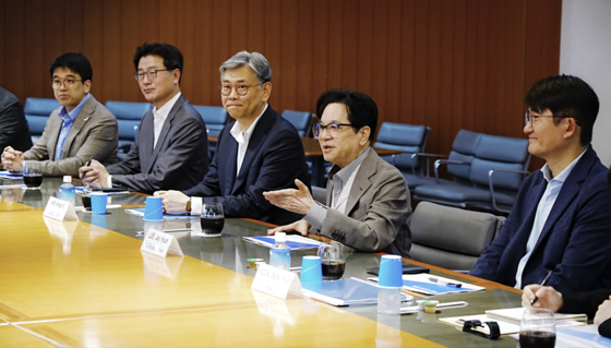 CJ Group Chairman Lee Jay-hyun, second from right, speaks with local officials during a meeting in Japan in this photo provided by the company on April 9. [CJ]