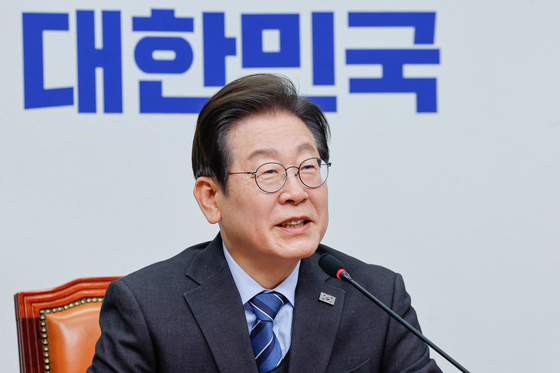 Liberal Democratic Party (DP) leader Lee Jae-myung announces his resignation as party leader at the National Assembly in Yeouido, western Seoul, on April 9. [NEWS1]