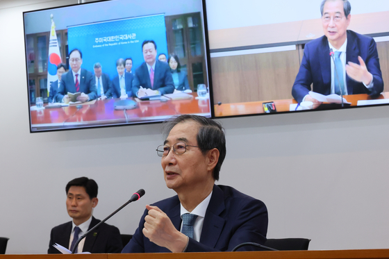 Acting President and Prime Minister Han Duck-soo speaks while receiving a video briefing from Minister of Trade Cheong In-kyo, who is visiting the United States to respond to U.S. President Donald Trump's tariff policies, and Korean Ambassador to the United States Cho Hyun-dong, at the Government Complex Seoul in Jongno District, central Seoul, on April 10. [YONHAP]