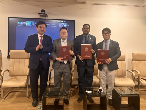 Officials from Incheon Free Economic Zone and the Indian Institute of Technology Roorkee pose for a photo after signing a memorandum of understanding for research and development on smart cities at Sarvottam Uttar Pradesh Global Governance & Smart City Vision 2025 in Noida on April 9. [INCHEON FREE ECONOMIC ZONE]