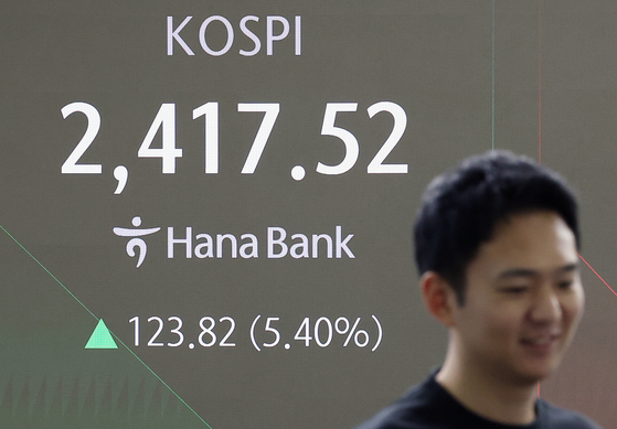 The Kospi is seen on a screen at a trading room in Hana Bank, Jung District, central Seoul on April 10. [YONHAP]