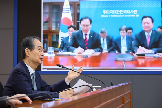 Acting President and Prime Minister Han Duck-soo speaks while receiving a video briefing from Minister of Trade Cheong In-kyo, who is visiting the United States to respond to U.S. President Donald Trump's tariff policies, and Korean Ambassador to the United States Cho Hyun-dong, at the Government Complex Seoul in Jongno District, central Seoul, on April 10. [YONHAP]