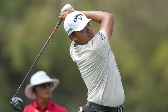 Kevin Yu watches his tee shot on the second hole during the second round of the Mexico Open in Puerto Vallarta, Mexico on Feb. 21. [AP/YONHAP]
