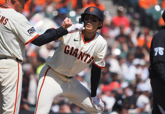 San Francisco Giants outfielder Lee Jung-hoo celebrates with third base coach Matt Williams after hitting an RBI triple against the Cincinnati Reds during the fourth inning at Oracle Park in San Franciso on April 9. [REUTERS/YONHAP]