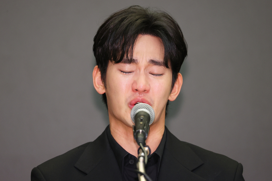 Actor Kim Soo-hyun tears up at a news conference in western Seoul on March 31. [YONHAP]
