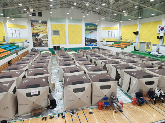 A temporary shelter for wildfire victims are set up at Uiseong Gymnasium in Uiseong, North Gyeongsang, on April 1. [KIM JUNG-SEOK]