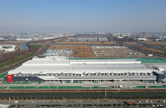 An aerial drone photo shows U.S. carmaker Tesla's Megafactory in Shanghai on Feb. 8. [XINHUA/YONHAP]