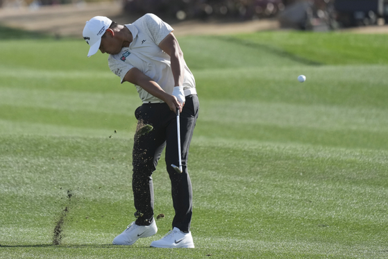 Kevin Yu hits his approach shot at the first hole during the second round of the Phoenix Open golf tournament at TPC Scottsdale, on Feb. 7 in Scottsdale, Arizona. [AP/YONHAP] 