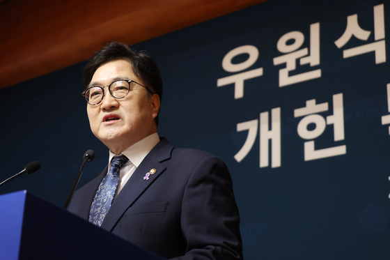 National Assembly Speaker Woo Won-shik speaks during a press conference to suggest constitutional reform at the parliament in western Seoul on April 6. [NEWS1]