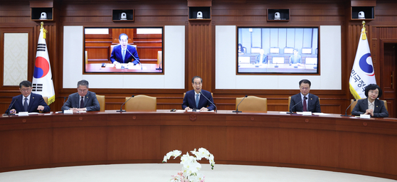 Acting President and Prime Minister Han Duck-soo holds a meeting of ministers to discuss the current state affairs at the Government Complex Seoul on April 10. [JOINT PRESS CORPS]
