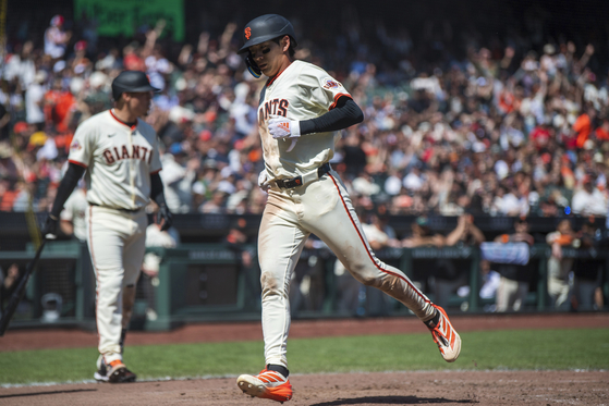 San Francisco Giants outfielder Lee Jung-hoo scores a wild pitch during the sixth inning of a baseball game against the Cincinnati Reds in San Francisco on April 9. [AP/YONHAP] 