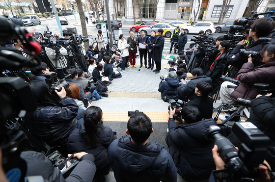 Attorney Bu Ji-seok from Law Firm Buyou, Kweon Young-chan, a former comedian who began a group named the Korea Celebrity Suicide Prevention Organization, and YouTube channel Hoverlab operator Kim Se-ui hold a press conference on March 17 in front of the Seoul Metropolitan Police Agency in central Seoul, criticizing YouTuber Lee Jin-ho, actor Kim Soo-hyun and reporters from SBS as well as the news outlet Dispatch for defaming the late actor. [YONHAP] 