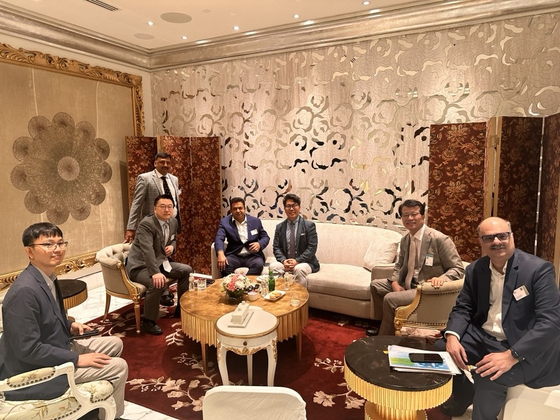 Incheon Free Economic Zone and Mumbai Metropolitan Region Development Authority officials discuss ways to collaborate on smarty city development and operation at the India Global Forum in Mumbai, India, on April 8. [INCHEON FREE ECONOMIC ZONE]