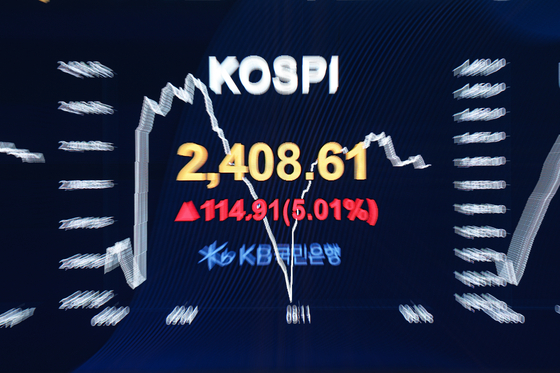 The Korean benchmark Kospi soars on the morning of April 10 after U.S. President Donald Trump announces a 90-day halt on global tariffs, for the exception of China. [JOONGANG SUNDAY]
