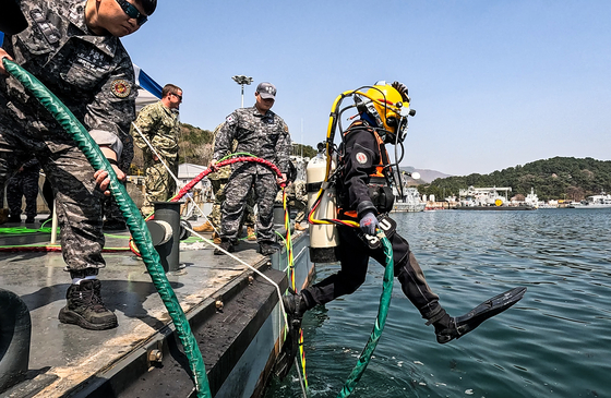 A Korean Navy deep-sea diver jumps into the water in Changwon, South Gyeongsang, during combined drills with U.S. troops on April 8. [NEWS1] 