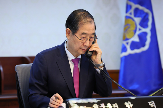 Acting President Han Duck-soo on a phone call with U.S. President Donald Trump on April 8 [PRIME MINISTER'S SECRETARIAT]