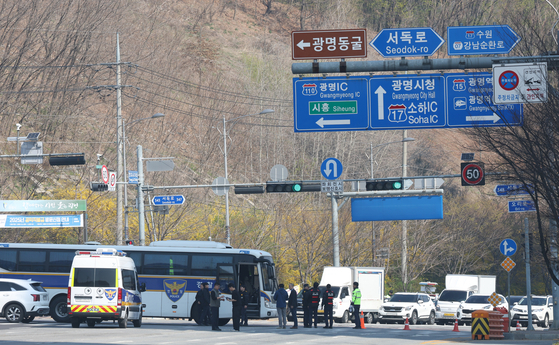 A one-kilometer stretch of Ori-ro between Yangji Intersection in Gwangmyeong and Hohyeon Intersection in Anyang is being controlled after a report of possible collapse in a subway construction site nearby was received on April 11. [NEWS1]