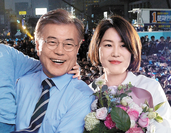 Former President Moon Jae-in, left, and his daughter Moon Da-hye pose for photos during a campaign event during the 19th presidential elections, which Moon Jae-in eventually won, on March 8, 2017. [JOONGANG PHOTO]