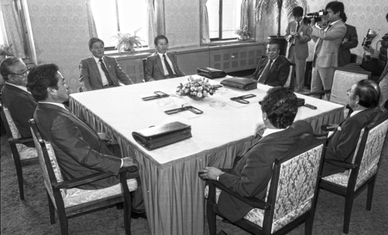 Eight lawmakers discuss on how to reform the Constitution at the National Assembly in western Seoul in 1987. [YONHAP] 
