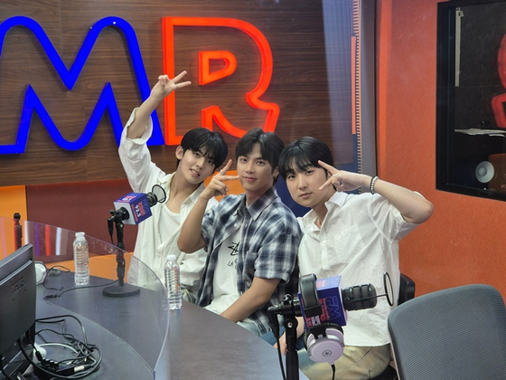 Boy band In A Minute appears on a radio show in the Philippines [JWIN ENTERTAINMENT]